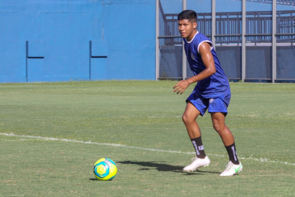 Caíque durante treinamento no estádio da Colina