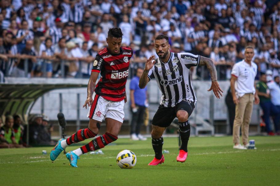 Bruno Henrique em disputa de bola, na Arena Castelão