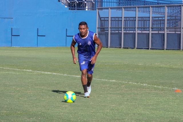 Jogador com uniforme do São Raimundo se preparando para chutar bola durante treino no estádio da Colina