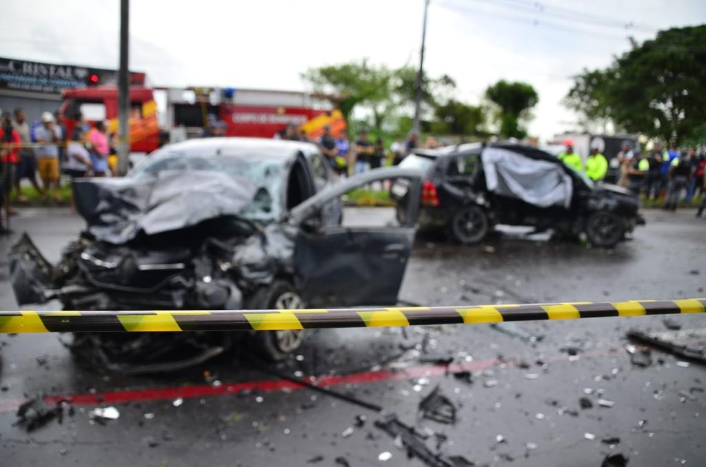 Casal morre em acidente de carro na tarde deste domingo