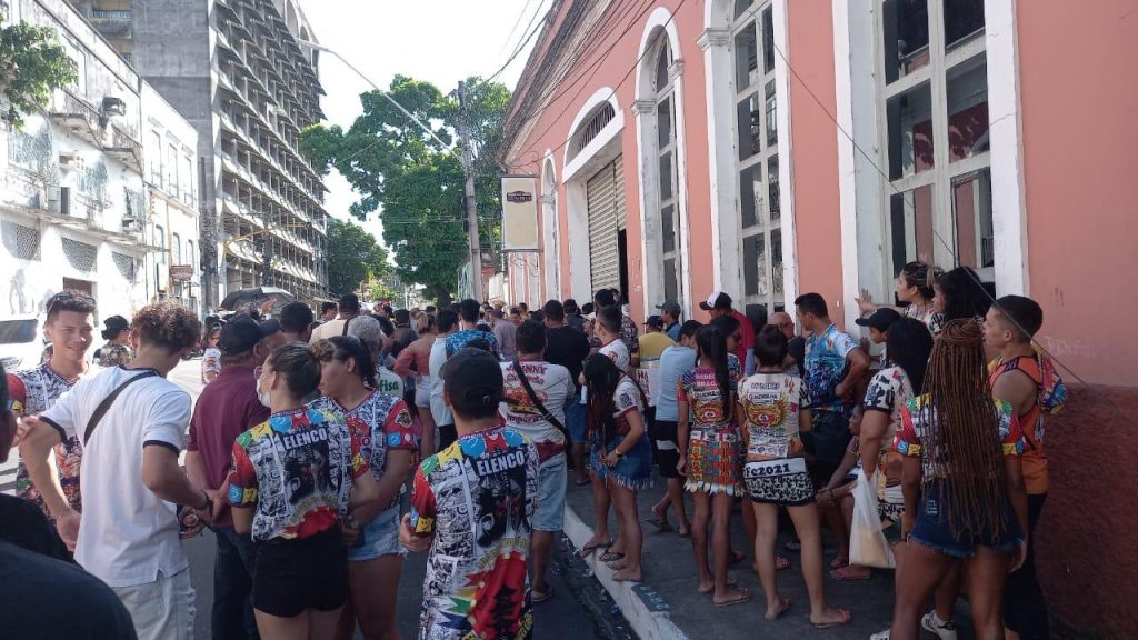 Integrantes de grupos folclóricos de Manaus realizam ato em frente à Manauscult