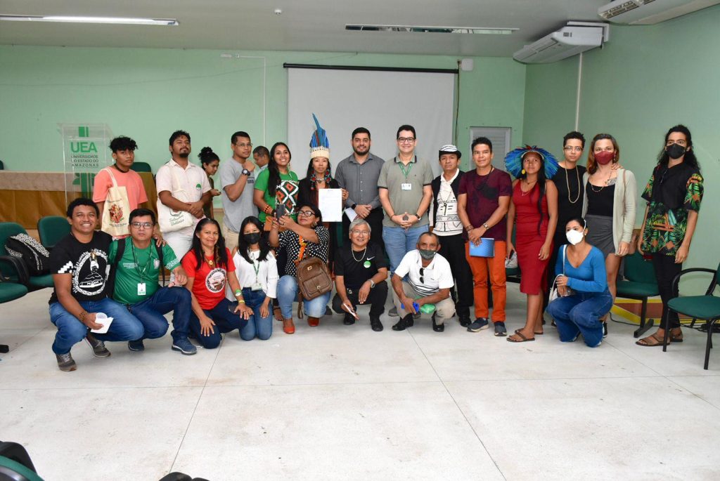 Reitor da UEA recebe lideranças indígenas para uma roda de conversa