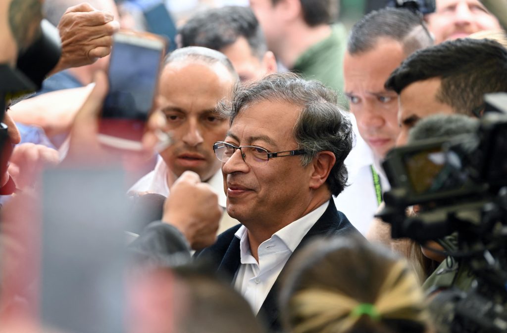Com Petro, esquerda lidera o primeiro turno da eleição na Colômbia