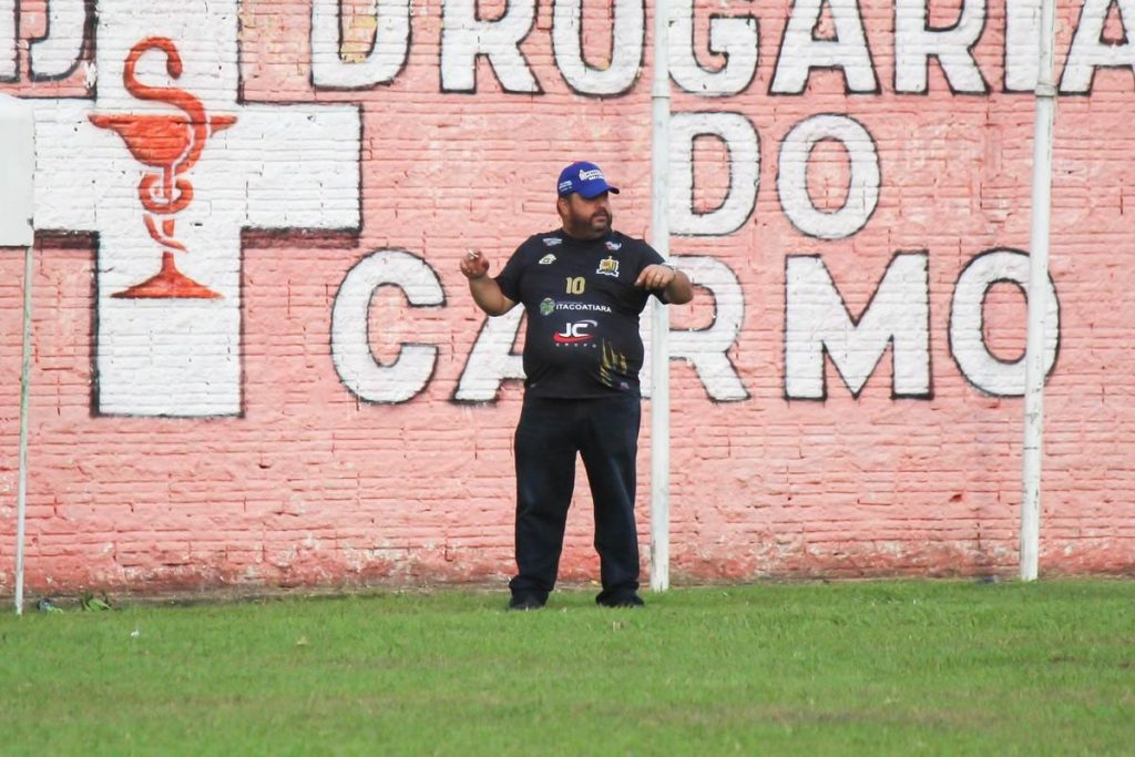 Treinador Fernando Lage durante partida do JC, à beira do gramado do Floro de Mendonça