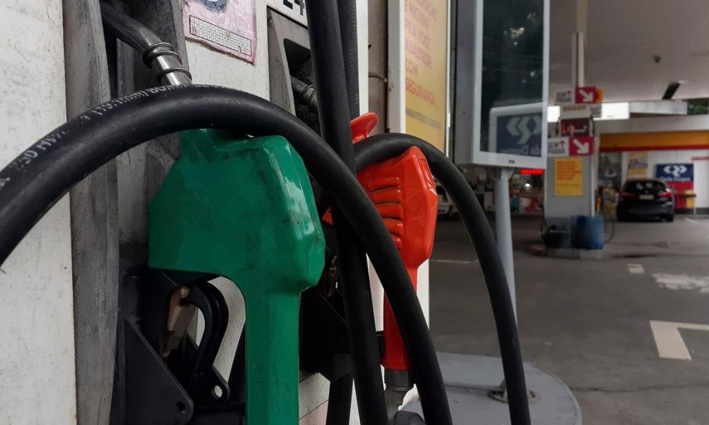 Bolsonaro promete queda no preço da gasolina e do diesel