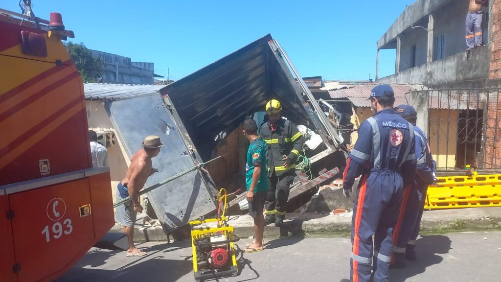 Motorista perde controle e caminhão acaba invadido residência no bairro Cidade de Deus