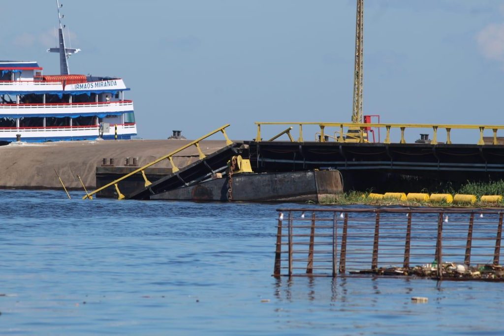 Parte da balsa de carga e descarga do Porto de Manaus afunda no rio Negro