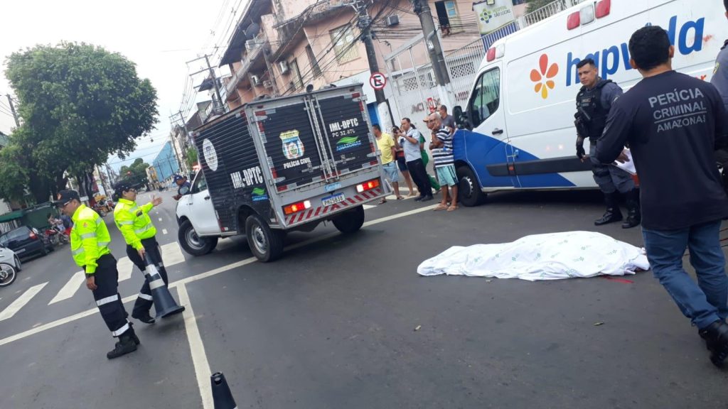 Motorista de ambulância é atropelado e morto em serviço