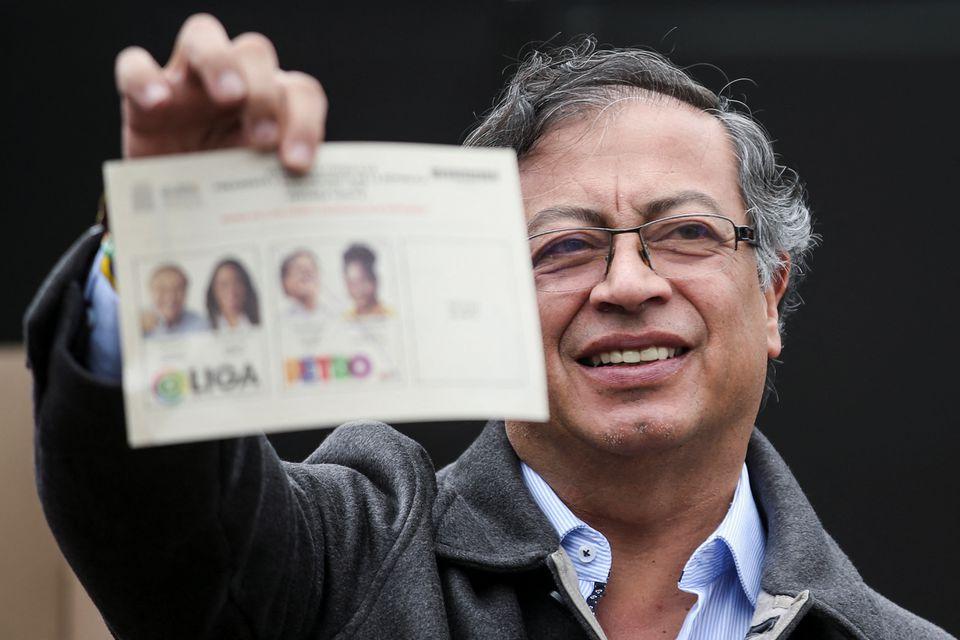 Colômbia elege ex-guerrilheiro Gustavo Petro como primeiro presidente de esquerda do país