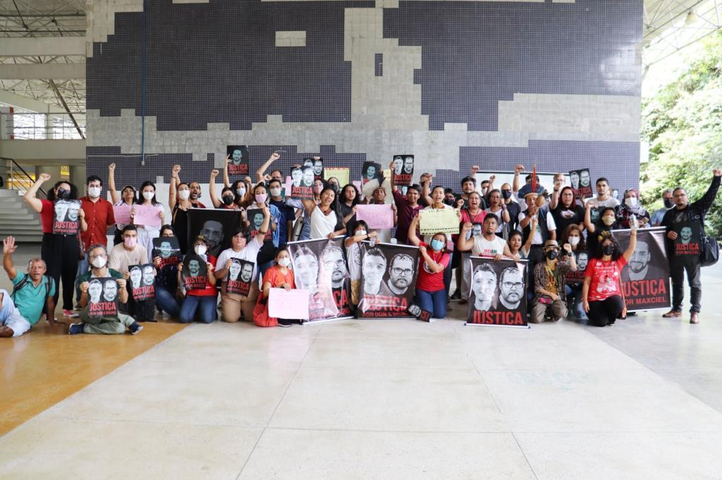 Estudantes, professores e indígenas realizam ato em homenagem a Bruno Pereira e Dom Phillips na Ufam