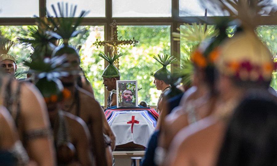 Comoção e homenagens marcam velório do indigenista Bruno Pereira, em Pernambuco