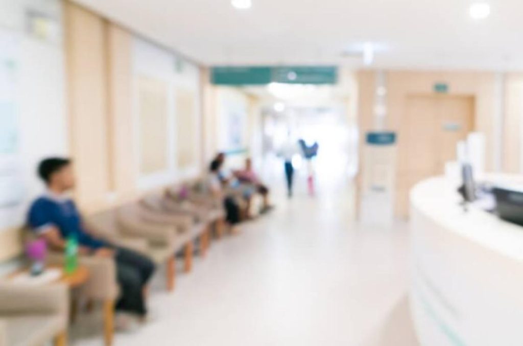 Imagem desfocada de um corredor de hospital