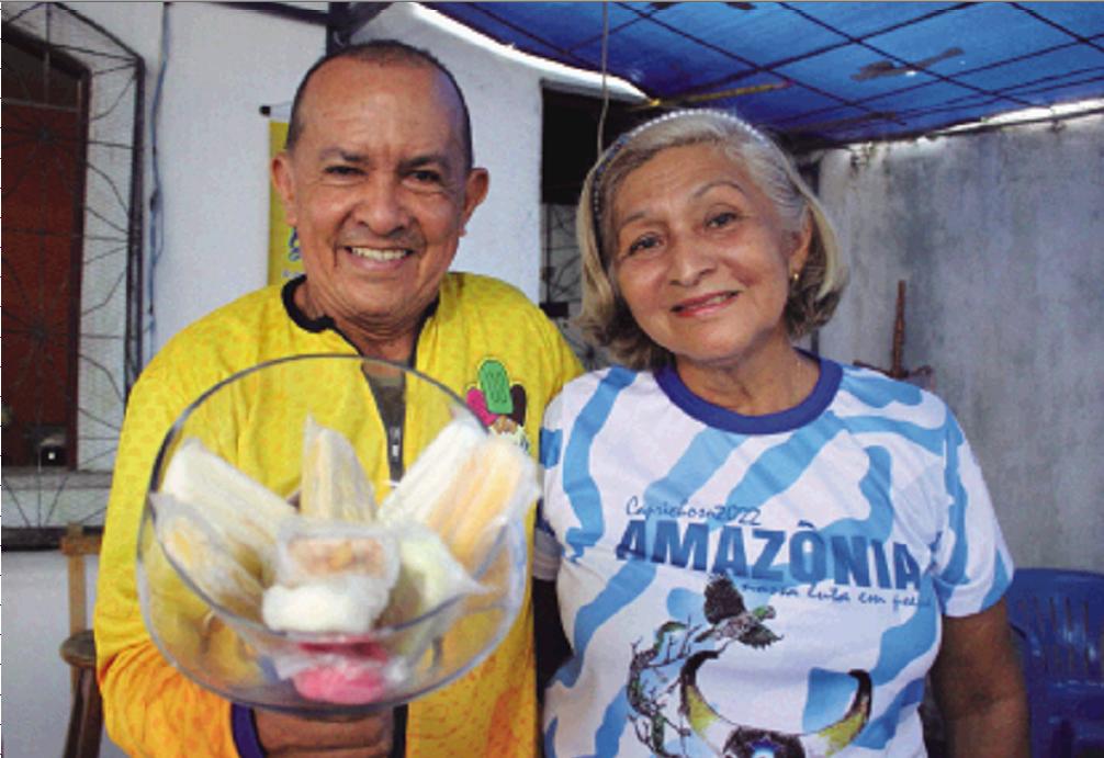 Casal posando com os picolés que produzem, em Parintins