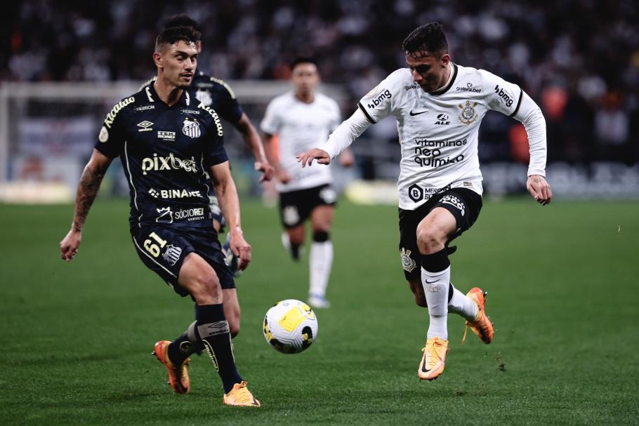 Disputa de bola entre jogadores do Santos e do Corinthians