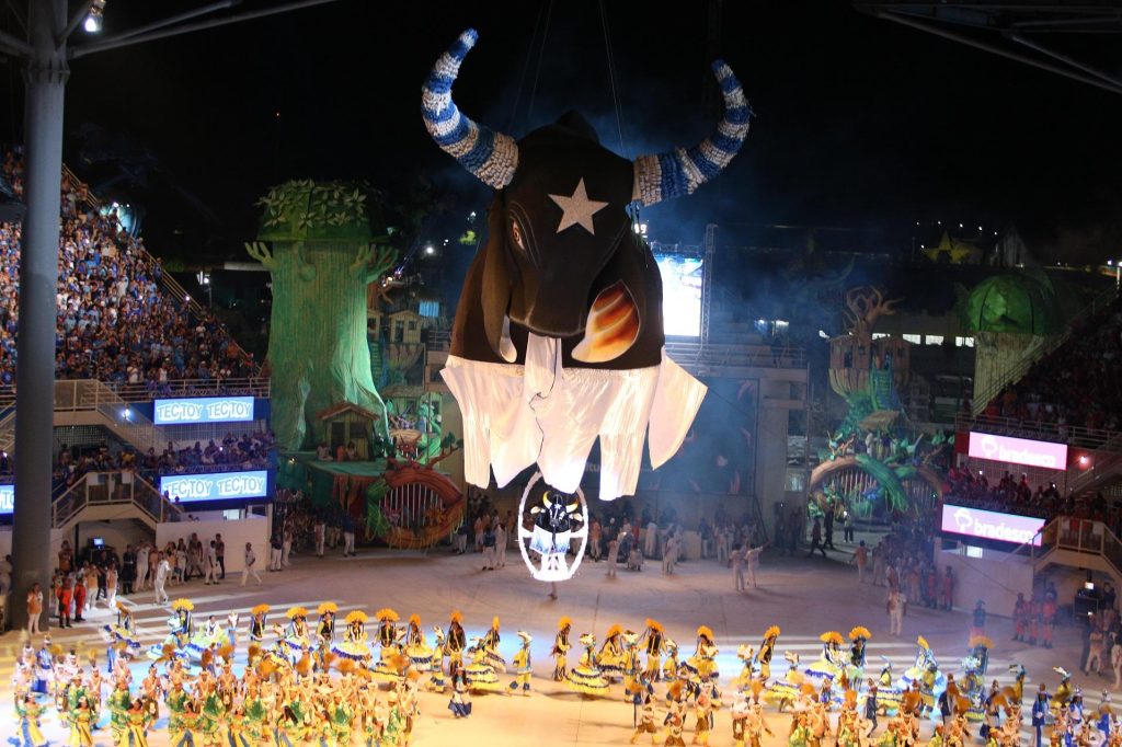 Caprichoso chega do alto para abrir segunda noite de Festival