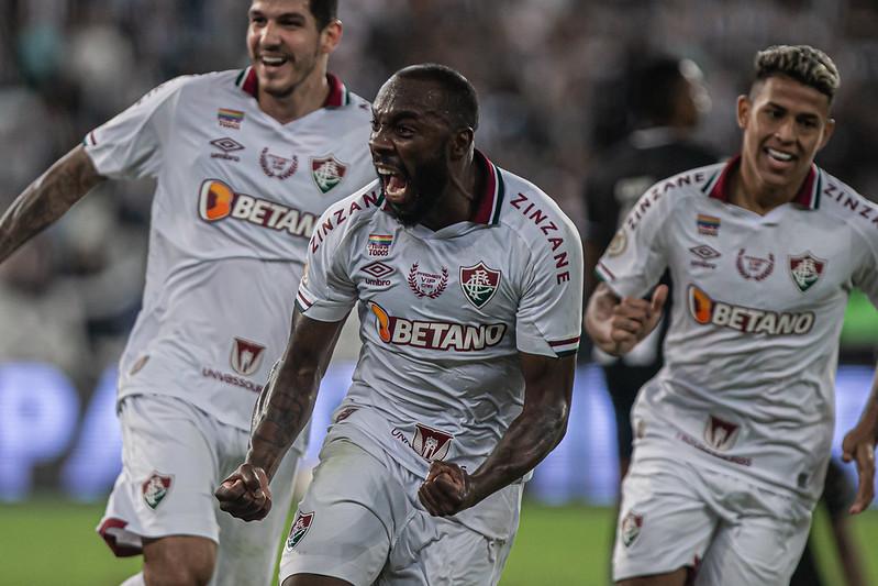 Zagueiro Manoel comemorando o gol do Fluminense