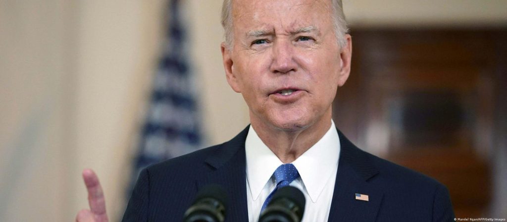 Após massacre, Biden reafirma luta contra violência armada