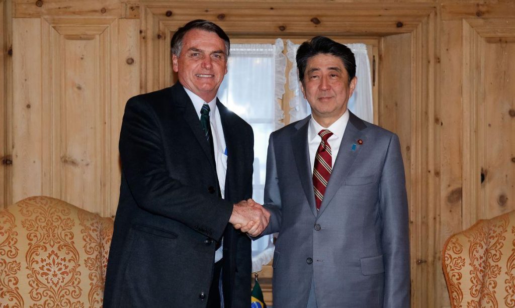 Bolsonaro lamenta assassinato de ex-premiê japonês
