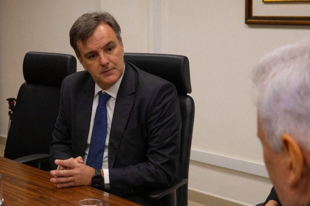 Eleições: TRE-AM recebe representante do Facebook e Instagram