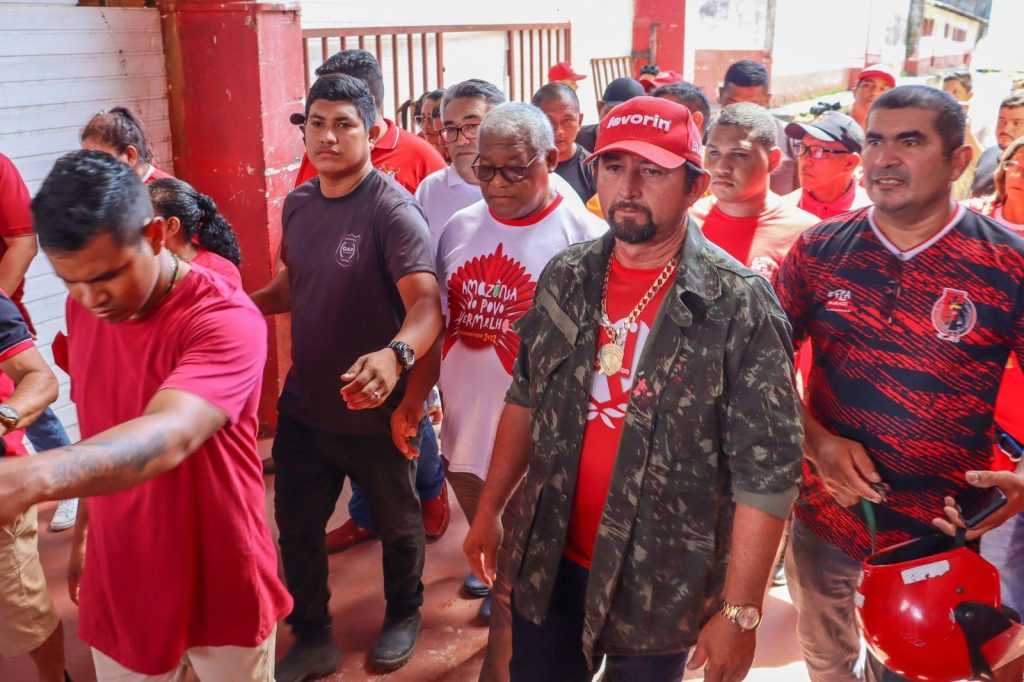 Com gritos de ‘fora, Antônio Andrade’,  conselho reprova contas do Garantido
