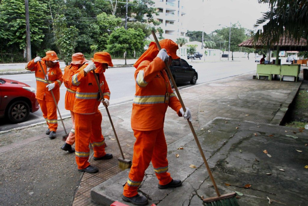 Prefeitura de Manaus afasta empresa de serviço de limpeza pública
