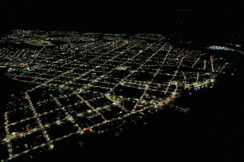Paisagem noturna de Itacoatiara é transformada após iluminação pública em LED