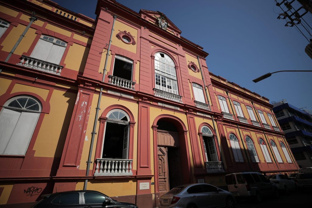 Biblioteca Pública do Amazonas é batizada com nome do poeta Thiago de Mello