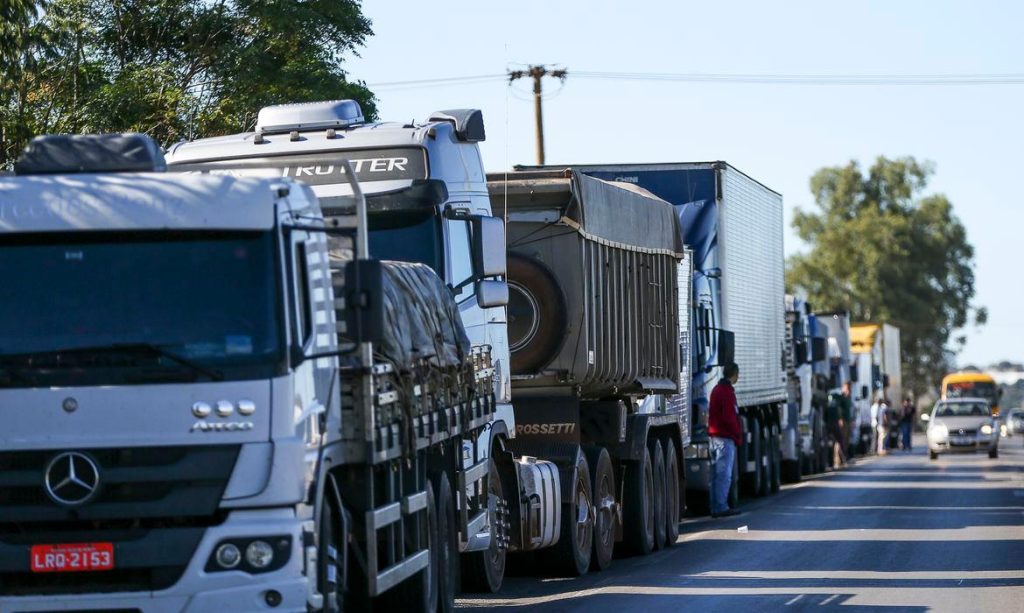 Caminhoneiros recebem auxílio com parcela dobrada