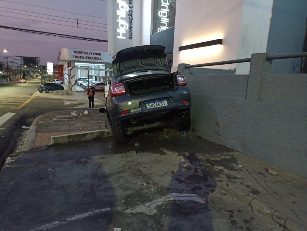 Motorista perde controle e veículo atinge encanamento no Centro de Manaus