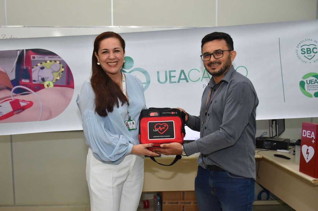 UEA equipa unidades da capital e interior com desfibriladores