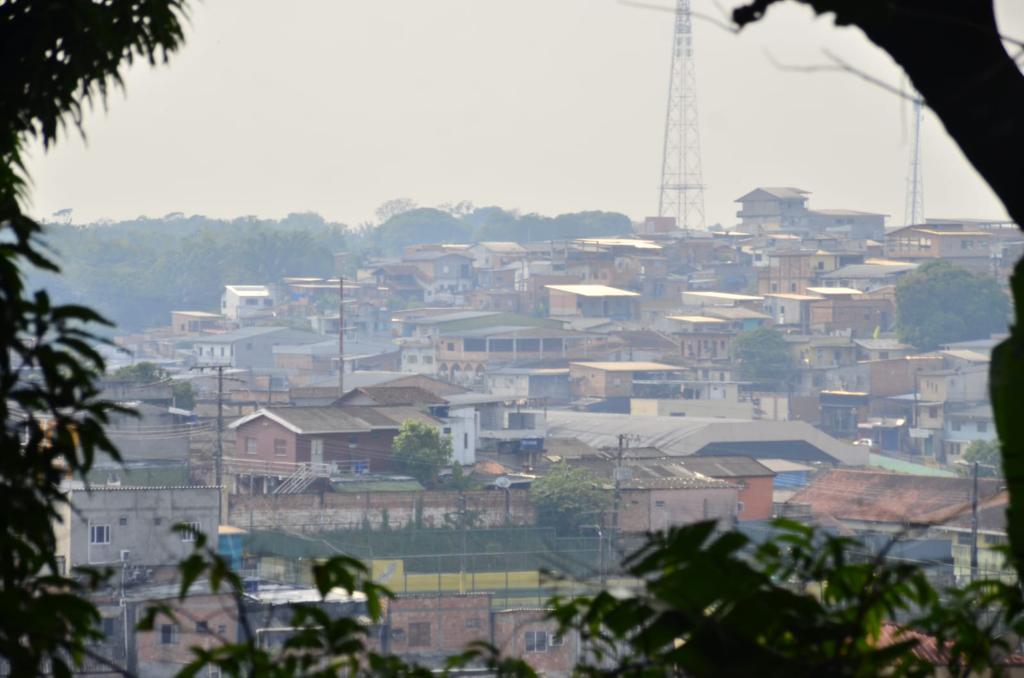 Manaus amanhece com o céu cinzento e cheiro de fumaça no ar