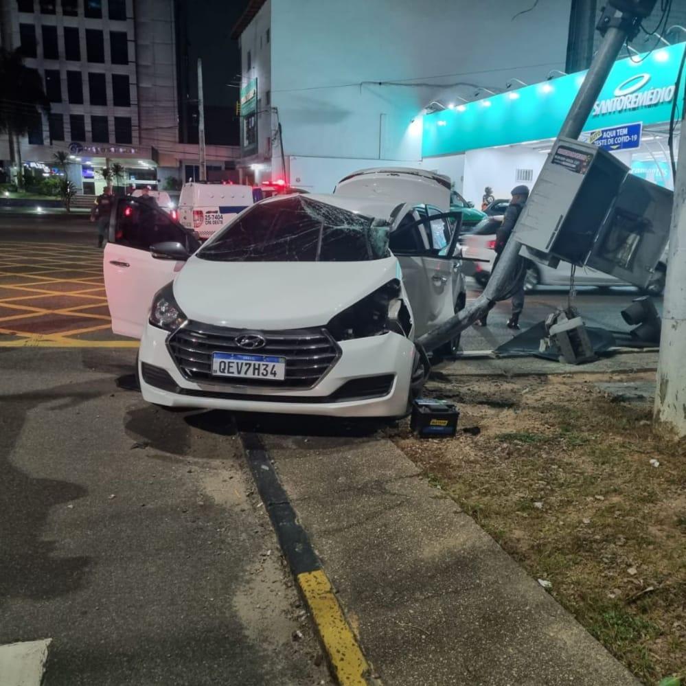 Trio é preso após trocar tiros com a polícia e causar acidente na Praça 14