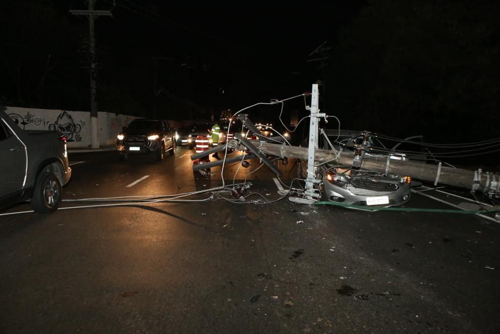 Após colisão, carro derruba poste na avenida Umberto Calderaro