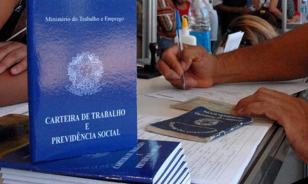 IBGE: desemprego segue em queda e fecha trimestre em 9,1%