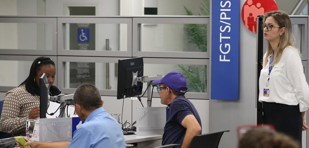 Entenda como aposentado que trabalha pode sacar FGTS