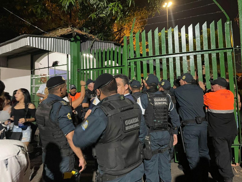 Passo a Paço atinge lotação máxima e força fechamento de portões