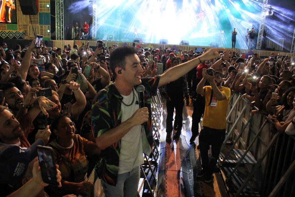 No Passo a Paço 2022, Leandro Borges abre o show com ‘Cresça’