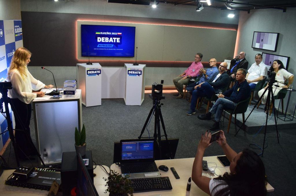 Debate A CRÍTICA tem clima tenso e ataques a Arthur, Omar e Menezes