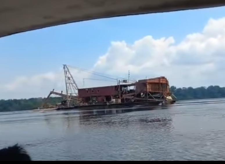Draga de ouro é interceptada navegando em área indígena do Rio Negro