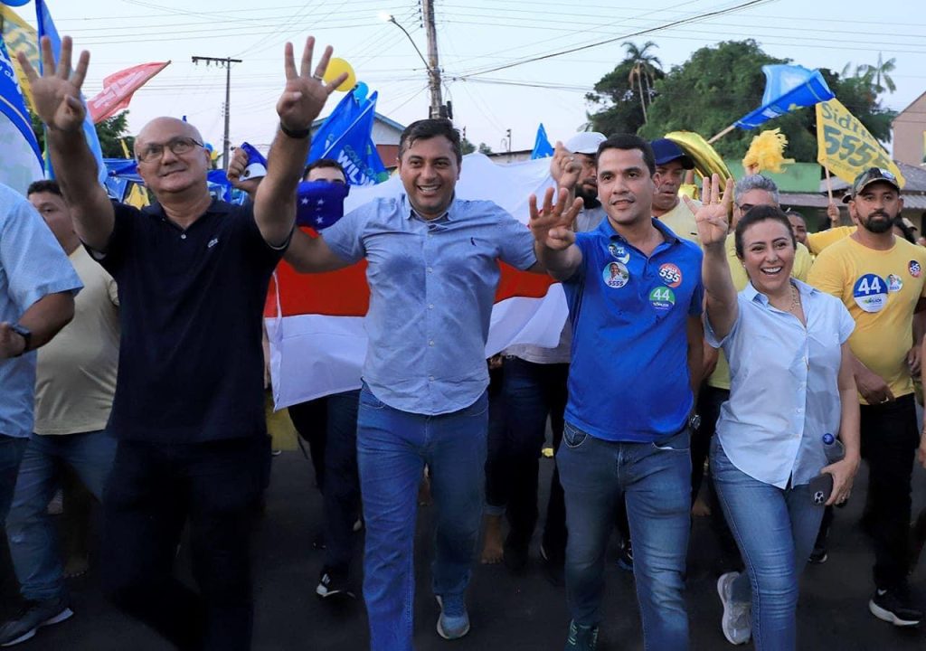 Em palanque com Menezes e Lima, prefeito de Maués pede voto para Omar e Lula
