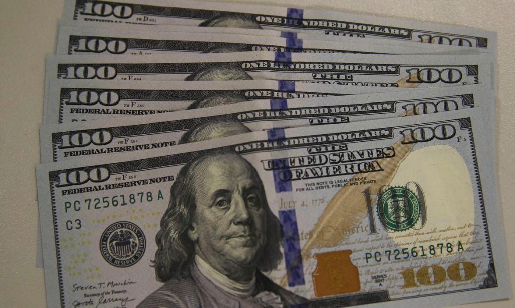 Dólar cai para R$ 5,35 com alívio internacional