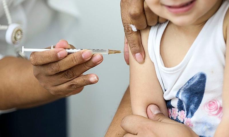 Vacinar, ato de proteger crianças e adolescentes