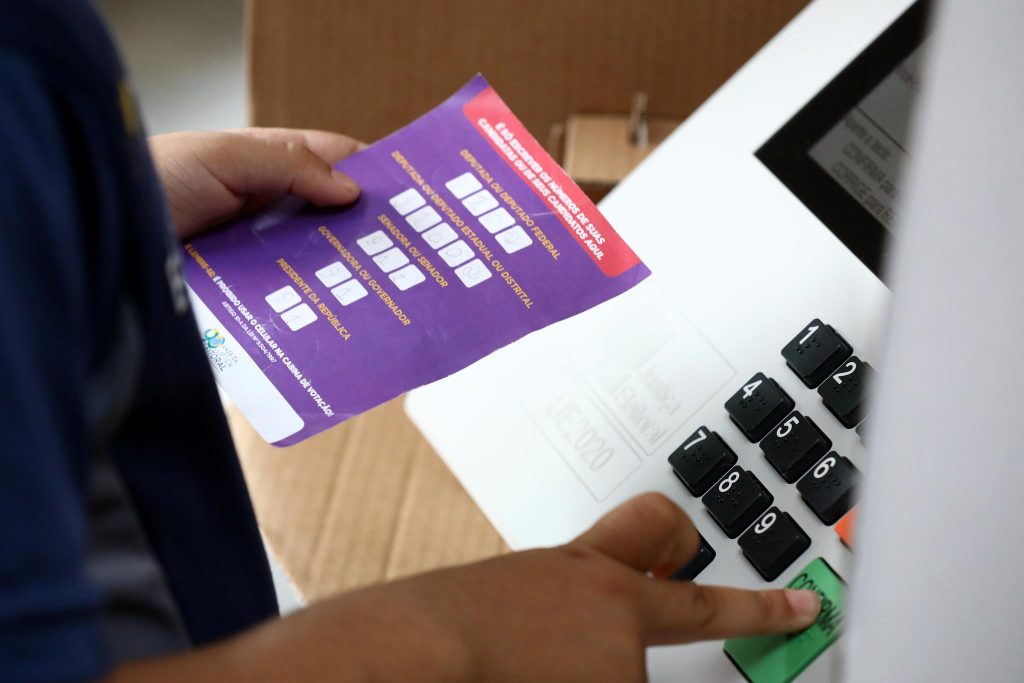 As eleições e as feições da democracia