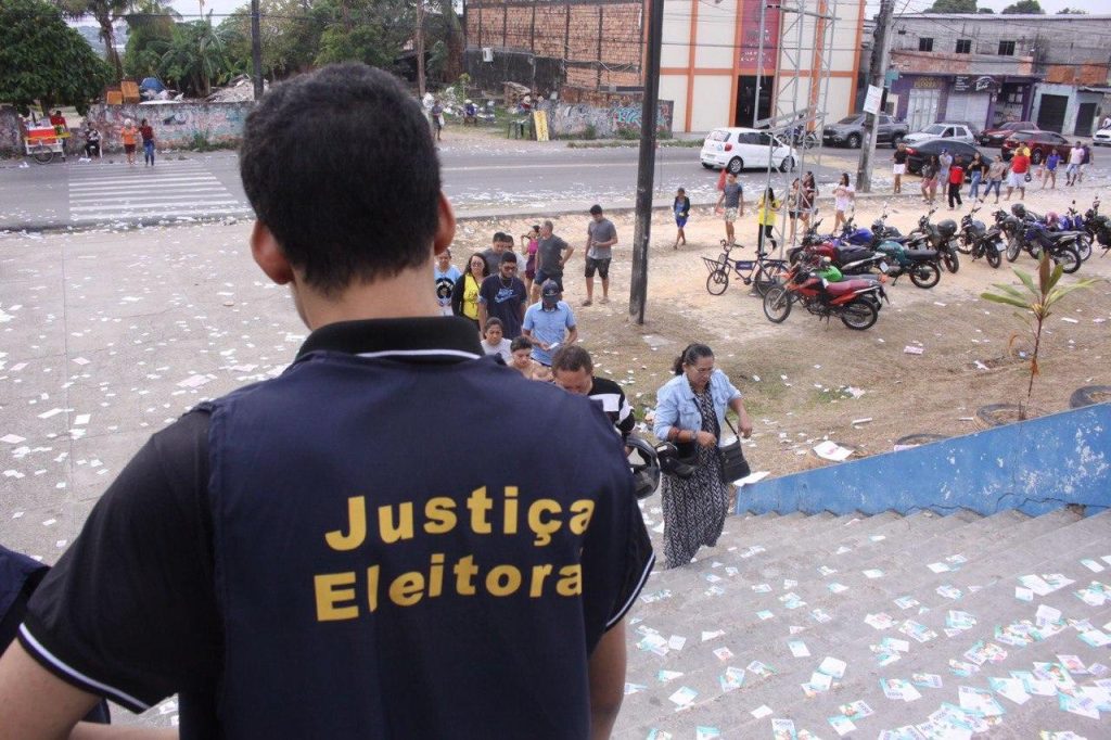 Eleitores do Amazonas começam a ir às urnas com movimentação tranquila