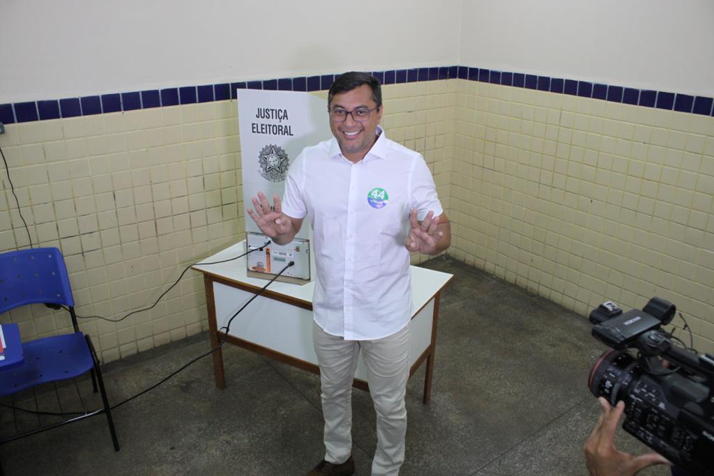 Wilson Lima vota e fala com apoiadores