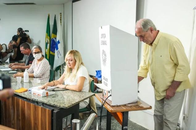 Ciro vota em Fortaleza e diz que ‘pretende parar’