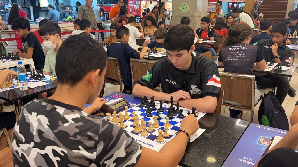 Primeiro dia de Torneio de Xadrez reúne crianças e jovens de diferentes idade e estados