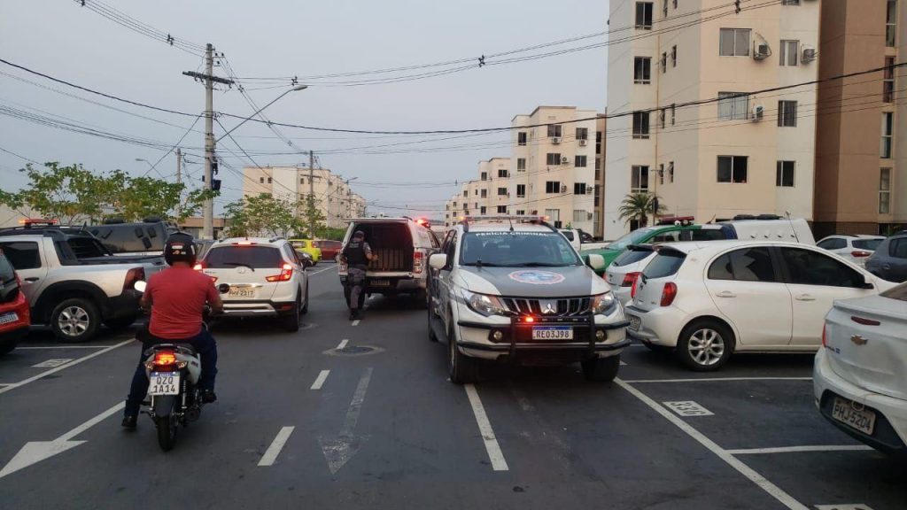 Bandidos rendem segurança, invadem condomínio em Manaus e executam morador