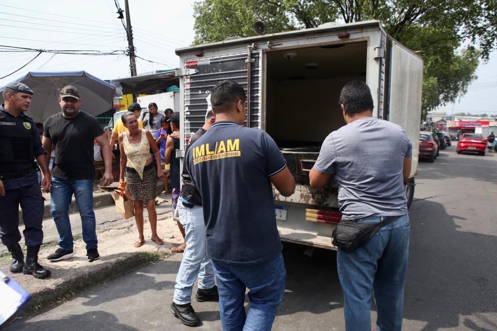 Homem morre após ser surpreendido com dois tiros no Japiim