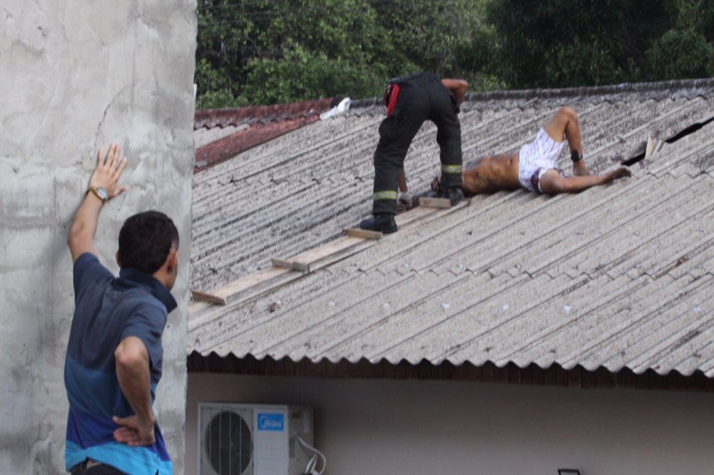 Homem é perseguido e morto em cima de telhado no Dom Pedro